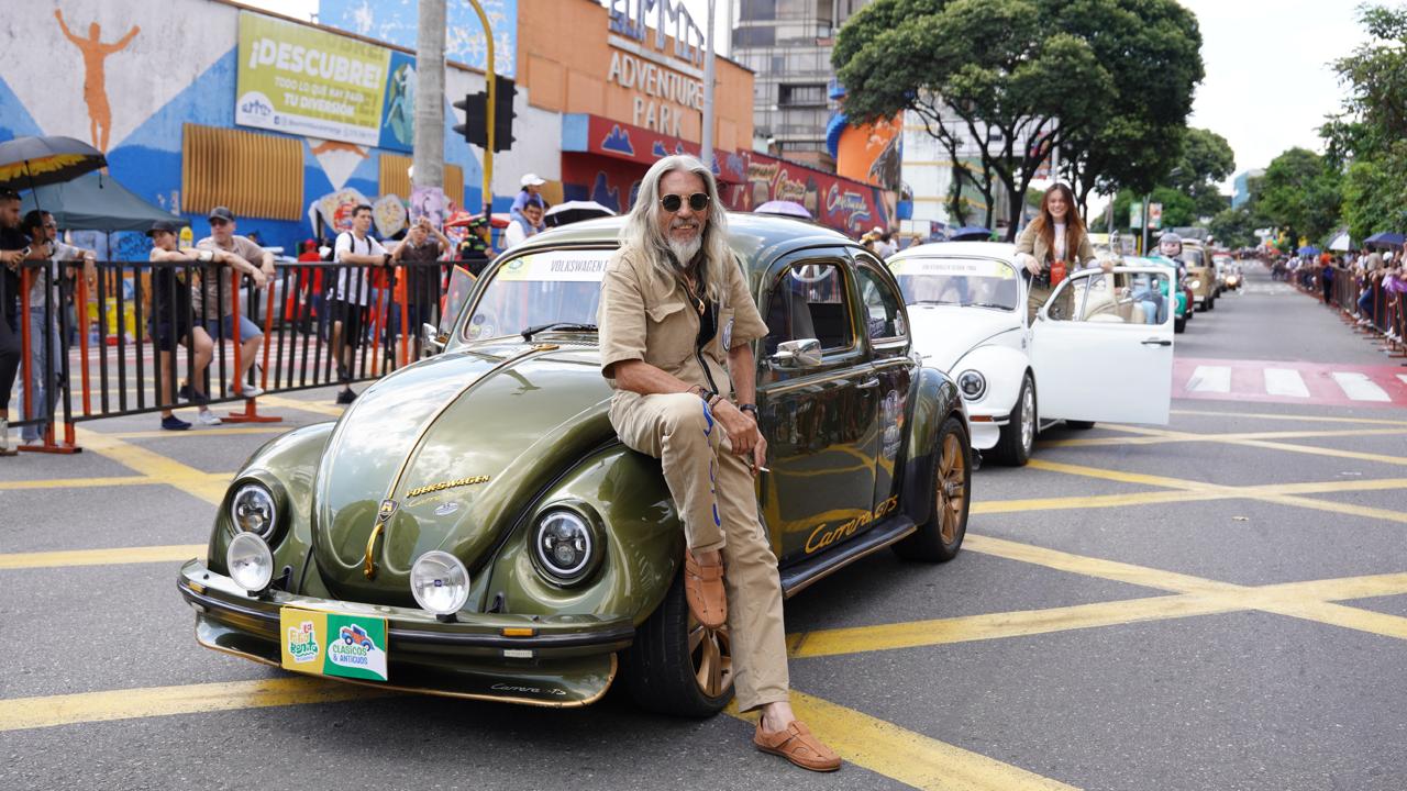 Cerca de 40.000 personas disfrutaron del desfile de autos clásicos y antiguos