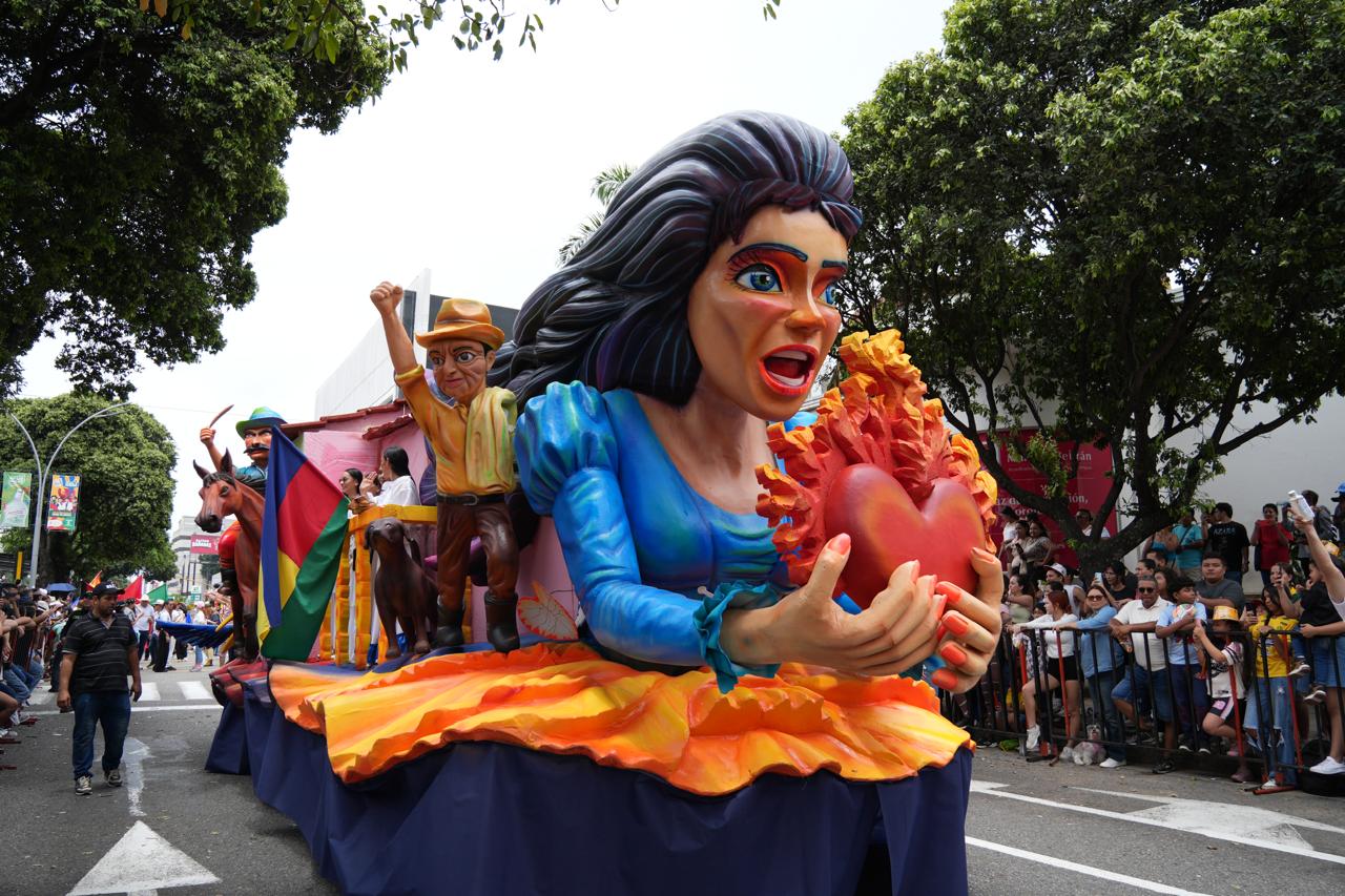 Más de 50.000 personas disfrutaron del tradicional desfile de los Pico de Oro en la Feria Bonita